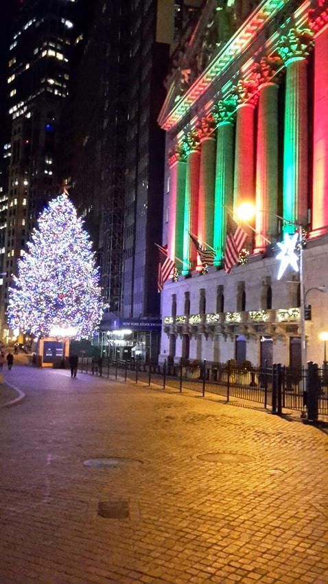 New-York - Le Stock Exchange de nuit avec sapin de Noel